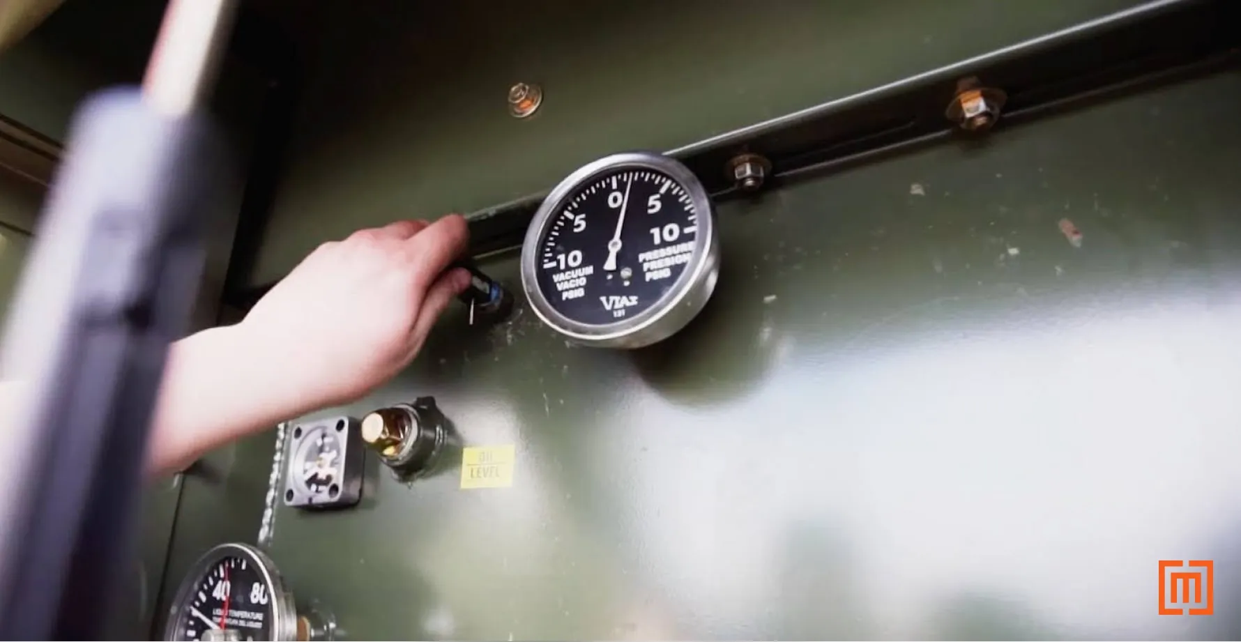 Padmount vaccuum pressure gauge