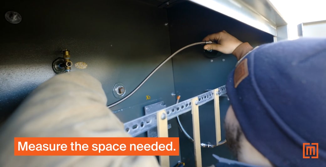Mechanic measuring space for internal transformer sample hose